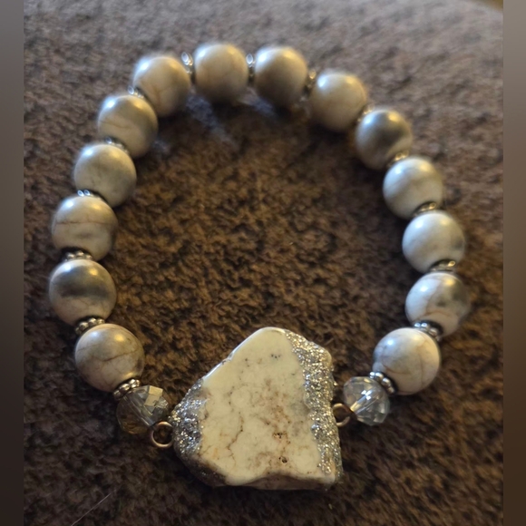 Jewelry - Howlite Beaded Stretch Bracelet With Druzy Accent Stone